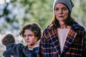 Katie Holmes bersama Christopher Convery dalam Brahms: The Boy II (2020) (foto: Capelight Pictures OHG)