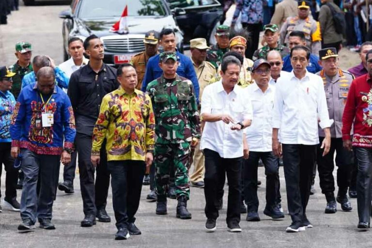 Panglima TNI Agus Subiyanto Dampingi Presiden Hadiri Puncak Sail Teluk Cenderawasih 2023