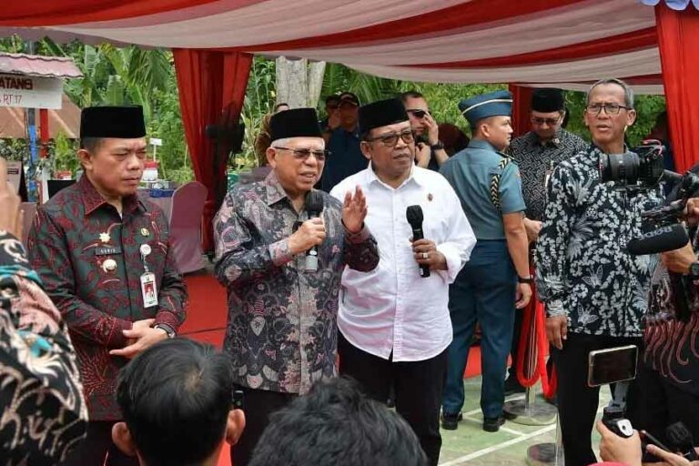 Wapres RI Ma'ruf Amin memberikan keterangan pers usai meninjau Posyandu Dahlia I, Kelurahan Thehok, Kecamatan Jambi Selatan (foto: dok BPMI Setwapres)