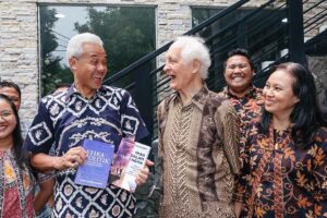 Ganjar Pranowo saat bertemu Romo Franz Magnis Suseno di Kampus STF Driyarkara, Jakarta Pusat