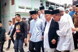 Gibran Rakabuming Raka Ajak Para Kiai Awasi Dana Abadi Pesantren Gibran Rakabuming Raka saat berkunjung ke Pondok Pesantren Amanatul Ummah (foto: dok beritajatim.com)