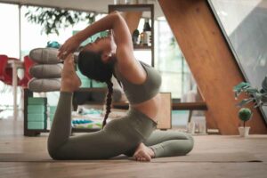 Yoga bisa menjadi salah satu aktivitas yang menyehatkan di akhir pekan (foto: Carl Barcelo, unsplash)