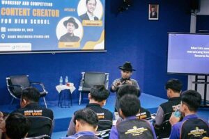 Kreator konten dan youtuber Surabaya, Mochammad Rizki alias Mochtret, saat memaparkan gagasannya di depan peserta Content Creator Workshop and Competition di Kampus Stikosa AWS