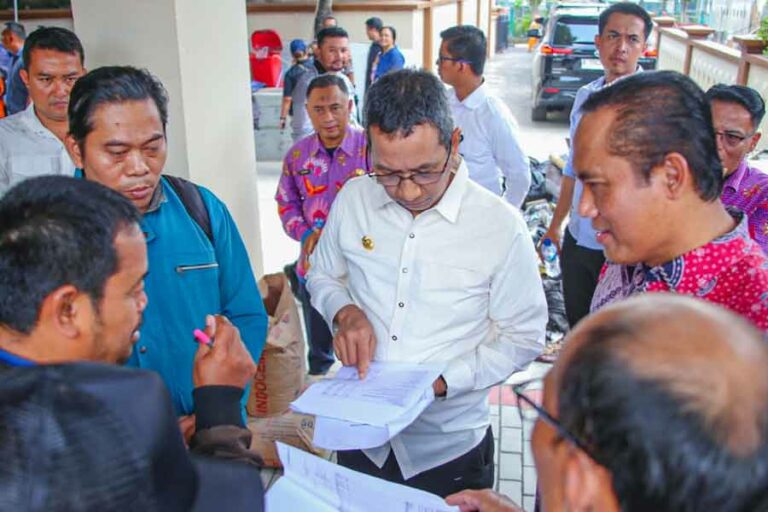 Pj. Gubernur DKI Jakarta Heru Budi Hartono saat inspeksi mendadak ke Kantor Kelurahan Palmeriam, Matraman, Jakarta Timur.