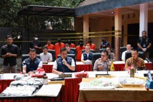 Konferensi pers kasus narkoba dengan modus happy water dan keripik pisang narkotika