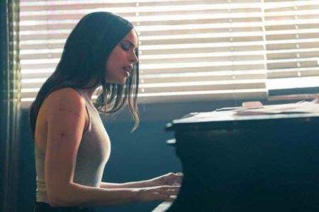 Kesengsem Sara di Songbird, Ini Biografi Sofia Carson yang Ternyata juga Musisi Sofia Carson dalam Purple Hearts (2022) (sumber: IMDb)