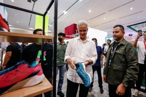 Satu Jam Lebih Berkeliling di Urban Sneaker Society 2023, Ganjar Borong Produk Lokal Ganjar Pranowo memeriksa sebuah sepatu di Pameran Urban Sneaker Society 2023