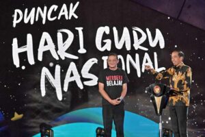 Guru Penggerak di Sigi dapat Sepeda dari Presiden Jokowi di Hari Guru Nasional Presiden Joko Widodo saat berdialog dengan Kuswanto, Guru Penggerak dari Kabupaten Sigi, Provinsi Sulawesi Tengah, dalam puncak peringatan Hari Guru Nasional 2023 (foto: Dok BPMI Setpres)