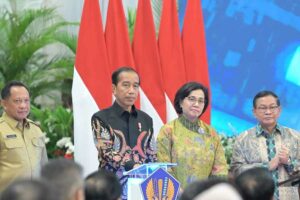 Presiden Ingatkan Penggunaan Anggaran 2024 tetap Disiplin dan Transparan Presiden RI Joko Widodo saat menghadiri penyerahan secara digital Daftar Isian Pelaksanaan Anggaran (DIPA) dan Buku Daftar Alokasi Transfer ke Daerah (TKD) Tahun 2024 di Istana Negara, Jakarta (foto: Dok BPMI Setpres)