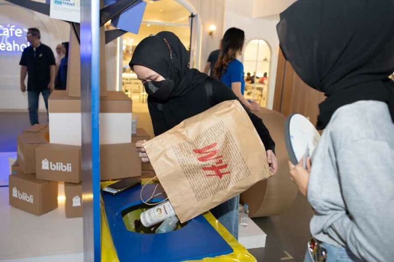 Pengunjung membawa sampah yang nantinya akan dikonversikan Blibli dengan penanaman pohon di Semarang.