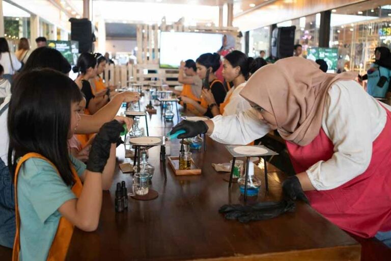 Pengunjung antusias mengikuti workshop Solid Perfume Making persembahan dari Atsiri.