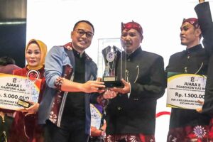 Pemberian penghargaan kepada 19 kampung yang berhasil menjadi kampung responsif menangani masalah perempuan dan anak.