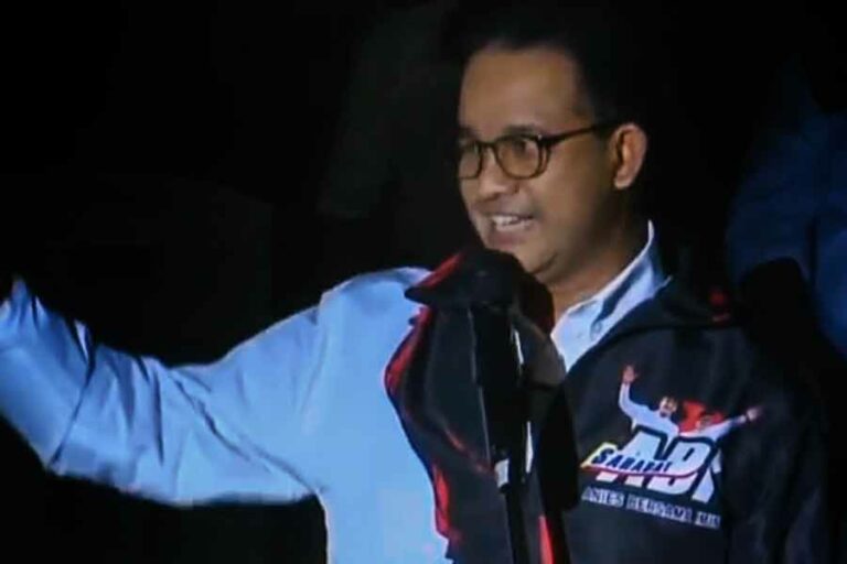 Anies Baswedan saat berbicara di depan peserta deklarasi Sahabat Anies Bersama Imin (ABI) di Gedung Basket Gelora Bung Karno, Senayan, Jakarta