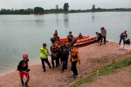 Sejumlah petugas mengevakuasi jenazah pelajar SMP yang tenggelam di Danau Tanjung Seteko (foto: Dok Humas Polri)