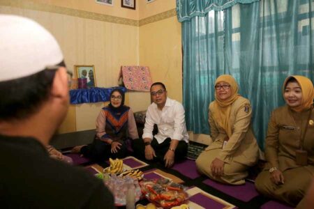 Pemkot Surabaya Rencanakan Pertunjukan Seni untuk Mengenang Cak Eko Londo Wali Kota Surabaya Eri Cahyadi saat takziah di kediaman almarhum Cak Eko Londo, di Surabaya