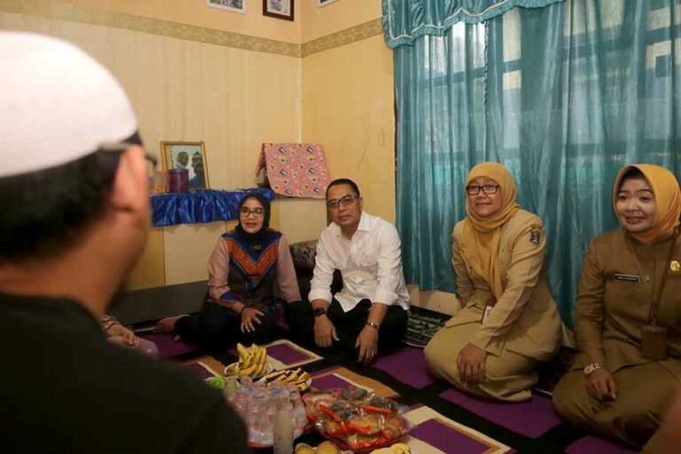 Wali Kota Surabaya Eri Cahyadi saat takziah di kediaman almarhum Cak Eko Londo, di Surabaya