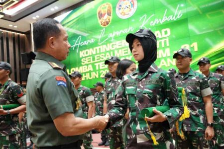 Panglima TNI Jenderal Agus Subiyanto saat menerima Kontingen TNI AD yang telah mengikuti lomba menembak Asean Armmies Rifle Meet (AARM)-31 di Thailand