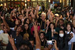 Ganjar Pranowo ngobrol bareng anak-anak muda Merauke di Foodland Merauke atau W Cafe di Jalan Raya Mandala No 300, Merauke, Papua Selatan