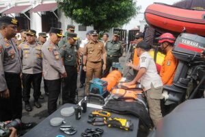 Wali Kota Eri Cahyadi bersama Forkopimda Kota Surabaya meninjau kesiapan penanggulangan bencana hidrometeorologi di Lapangan Mapolrestabes Surabaya