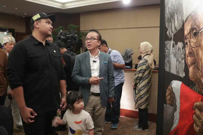 Menpora Dito Ariotedjo memuji langkah Yayasan Upaya Indonesia atau United In Deversity Foundation (UID) yang menggelar pemeran dan lelang lukisan amal bertema Bhinneka Tunggal Ika untuk pahlawan seni dan olahraga Indonesia. (foto: Dok Kemenpora)