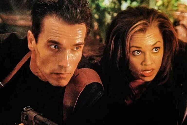 Arnold Schwarzenegger dan Vanessa Williams dalam salah satu adegan di film Eraser (1996)