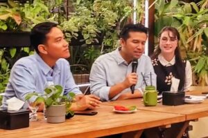 Cawapres Gibran Rakabuming Raka saat memberikan keterangan pers bersama Emil Dardak dan Arumi Bachsin sebelum berangkat ke KPU