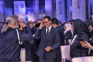 Anies Baswedan bertemu para pendukungnya saat menghadiri HUT ke-12 Partai Nasdem, Jakarta.