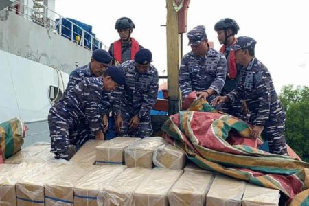 Tim berhasil mengamankan kapal KM Indah tanpa ABK beserta 350 dus rokok ilegal (foto: Dok TNI AL)