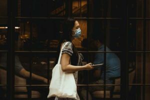 Ilustrasi warga mengenakan masker kesehatan (foto: he zhu, unsplash)