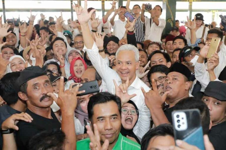 Ganjar Pranowo bersama para relawan yang tergabung dalam Tim Pemenangan Daerah (TPD) Yogyakarta