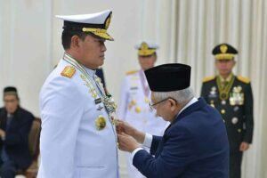 Wapres Ma’ruf Amin saat menyematkan tanda kehormatan Bintang Yudha Dharma Utama kepada Panglima TNI (foto: Dok BPMI Setwapres)