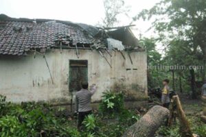 Lokasi puting beliung yang merusak rumah warga di Kecamatan Udanawu dan Nglegok Kabupaten Blitar. (foto: dok beritajatim.com)