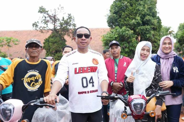 Jenderal TNI Agus Subiyanto saat mengikuti reuni akbar SMPN 2 Cimahi (foto: Dok Puspen TNI)