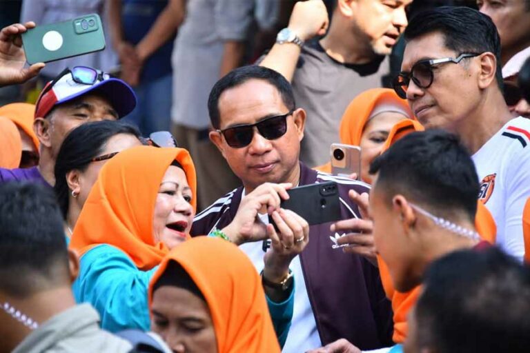 Jenderal TNI Agus Subiyanto saat mengikuti reuni akbar SMPN 2 Cimahi (foto: Dok Puspen TNI)