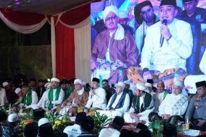 Refleksi Akhir Tahun, Wali Kota Eri Cahyadi Berdoa Bareng Ormas Madura Wali Kota Eri Cahyadi ketika menghadiri acara silaturahmi bersama Ormas Madura