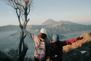 Wisatawan sedang menikmati keindahan Gunung Bromo (foto: azhar galih, unsplash)