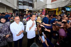 Presiden Jokowi: BLT El Nino Bertujuan untuk Tingkatkan Daya Beli Masyarakat Presiden Jokowi saat melakukan kunjungan ke Pasar Rogojampi, Kabupaten Banyuwangi (foto: Dok BPMI Setpres)