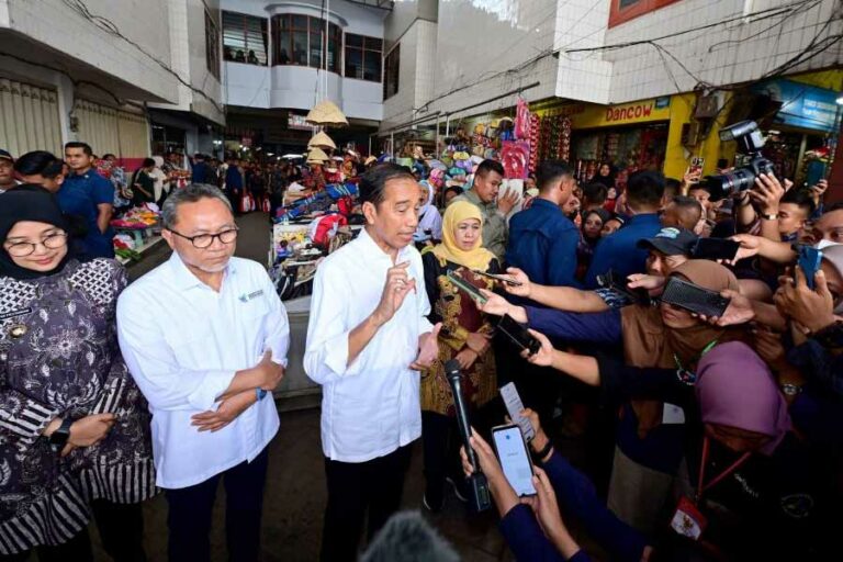 Presiden Jokowi saat melakukan kunjungan ke Pasar Rogojampi, Kabupaten Banyuwangi (foto: Dok BPMI Setpres)