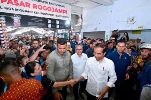 Pastikan Stabilitas Harga, Presiden Cek Harga Kebutuhan Pokok di Pasar Rogojampi Banyuwangi Presiden menyapa warga di Pasar Rogojampi, Kabupaten Banyuwangi, Jawa Timur (foto: Dok BPMI Setpres)