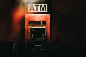 PPATK Blokir Rekening Tak Aktif 3 Bulan, Begini Cara Mengajukan Keberatan Ilustrasi ATM di luar negeri (foto: Jake Allen, unsplash)