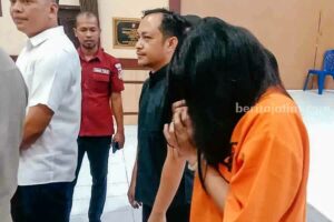 Teller BPR di Blitar Ditangkap Terkait Korupsi Arisan Bodong, Kerugian Rp1 Miliar Lebih ESW, setelah diamankan Satreskrim Polres Blitar (foto: dok beritajatim.com)