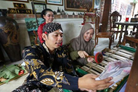 Unjuk Kepiawaian, Atikoh Ganjar Jadi Pengrawit di Omah Mbudur Magelang