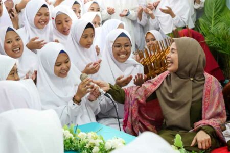 Sowan ke Pondok Pesantren Tertua di Magelang, Atikoh Didoakan Agar Ganjar jadi Presiden