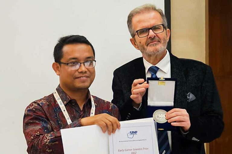 Dr. Choirul Anam, S.Si., M.Si., F.Med. dari Fakultas Sains dan Matematika