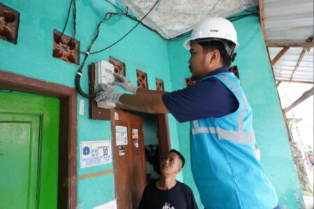 Pasang Listrik di Bangunan Baru via PLN Mobile, Simak Tahapannya Awak PLN sedang melakukan penggantian kWh meter ke smart meter