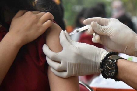 Gelar vaksinasi Covid-19 di Surabaya