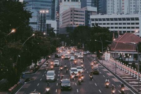 Ilustrasi jalanan Kota Surabaya jelang malam hari (foto: Ridho Anggara, unsplash)