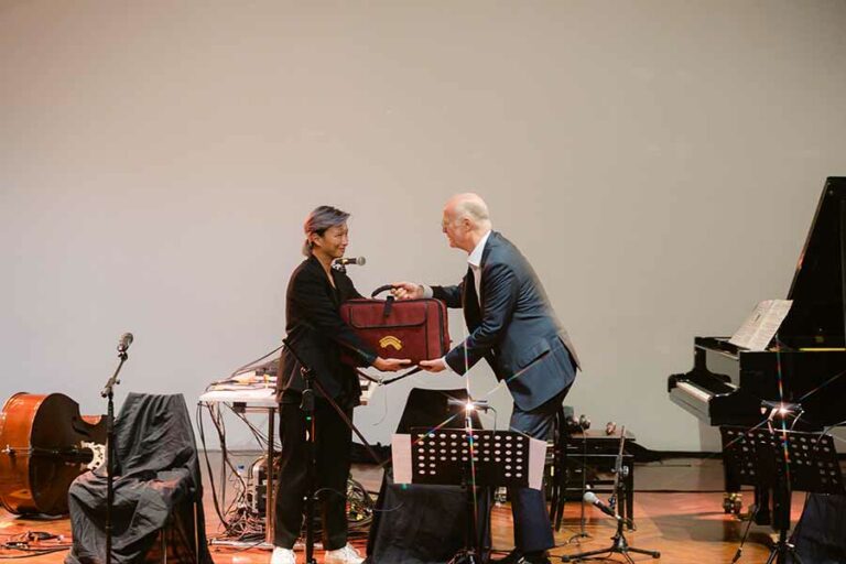 Direktur Goethe-Institut Wilayah Asia Tenggara, Australia, dan Selandia Baru Dr. Stefan Dreyer (kanan) menyerahkan bandoneon kepada pendiri Klassikhaus Windy Setiadi (kiri) dalam konser Alur Bunyi di GoetheHaus Jakarta