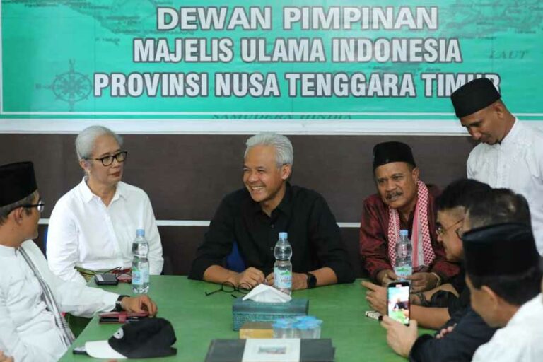 Ganjar Pranowo saat berkunjung di Kantor MUI NTT dan berdiskusi dengan ulama dan tokoh masyarakat setempat