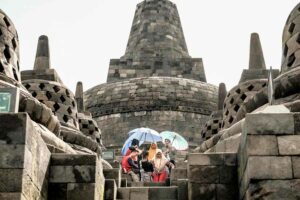 Pengunjung menikmati kemegahan Candi Borobudur (foto: Dok Kemenparekraf)